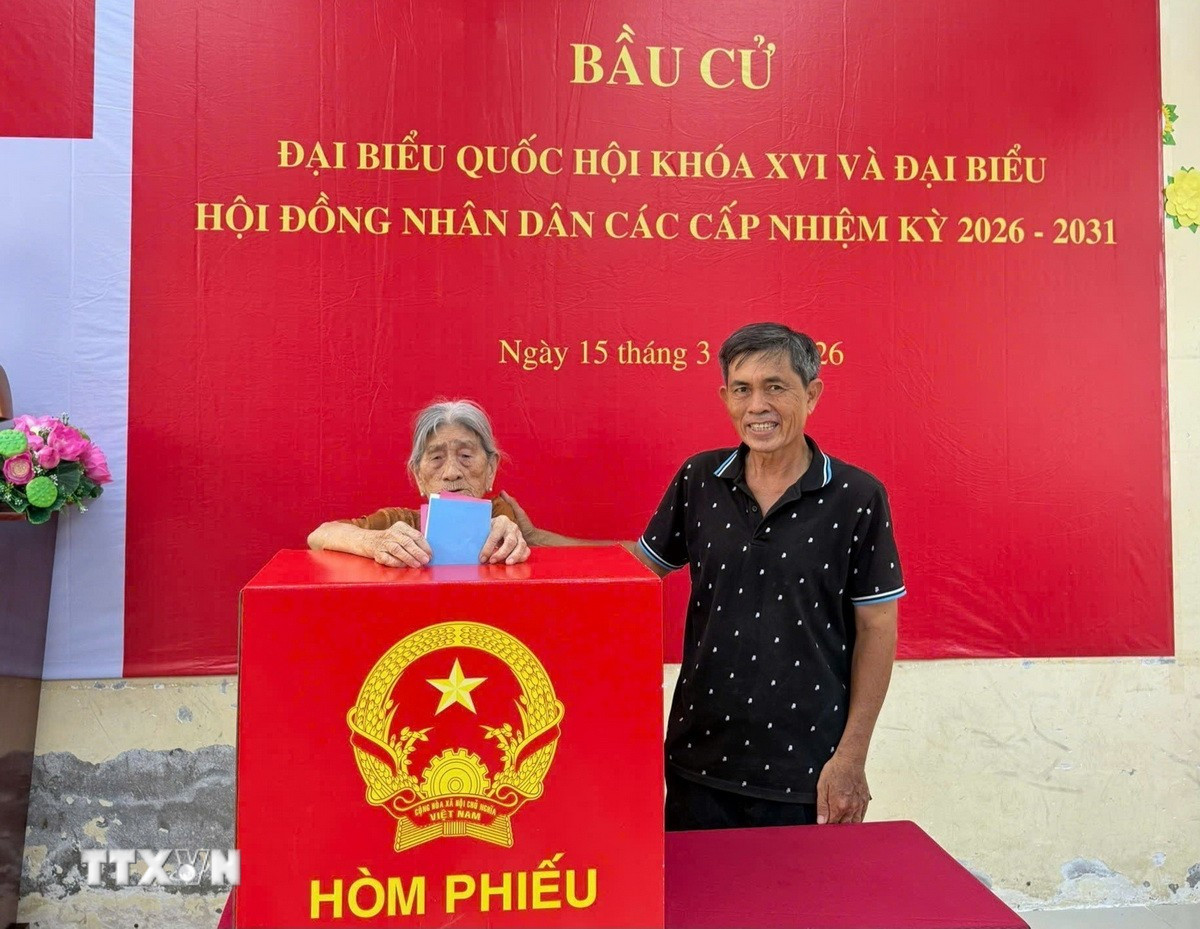 Cụ Vũ Thị Còm tự tay bỏ phiếu bầu đại biểu Quốc hội khóa XVI và HĐND các cấp. (Ảnh: TTXVN phát)
