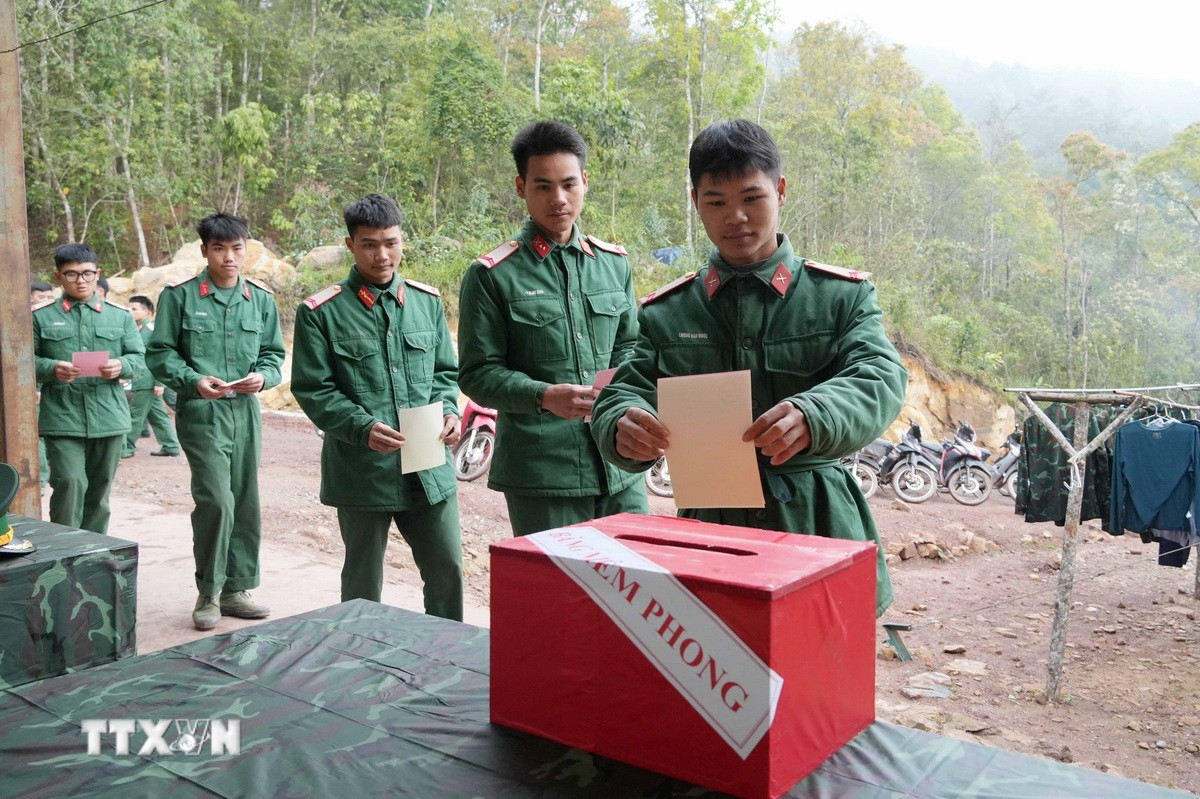 Các chiến sỹ Tiểu đoàn 1, Lữ đoàn 543, Quân khu 2 tiến hành bỏ phiếu vào thùng phiếu phụ của Tổ bầu cử số 1, xã Sín Thầu. (Ảnh: Trung Kiên/TTXVN)