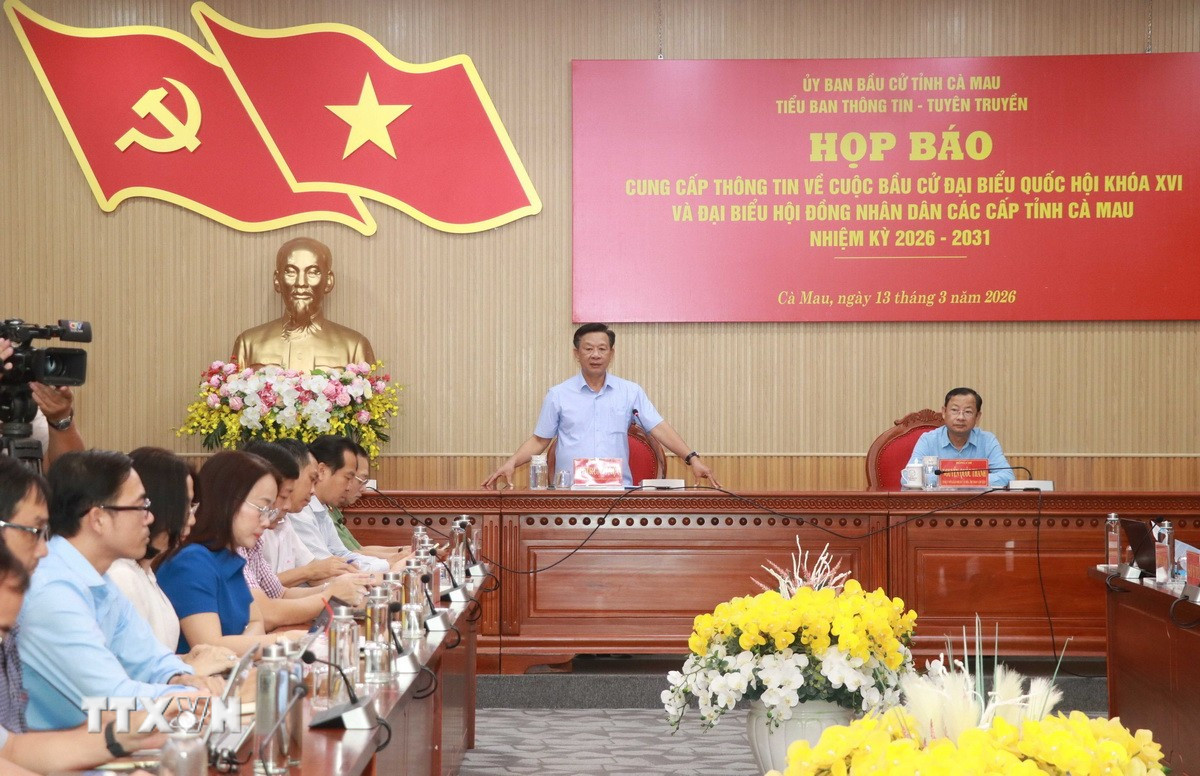 Trưởng Ban Tuyên giáo và Dân vận Tỉnh ủy Cà Mau Hồ Trung Việt phát biểu tại buổi họp báo. (Ảnh: Huỳnh Anh/TTXVN)