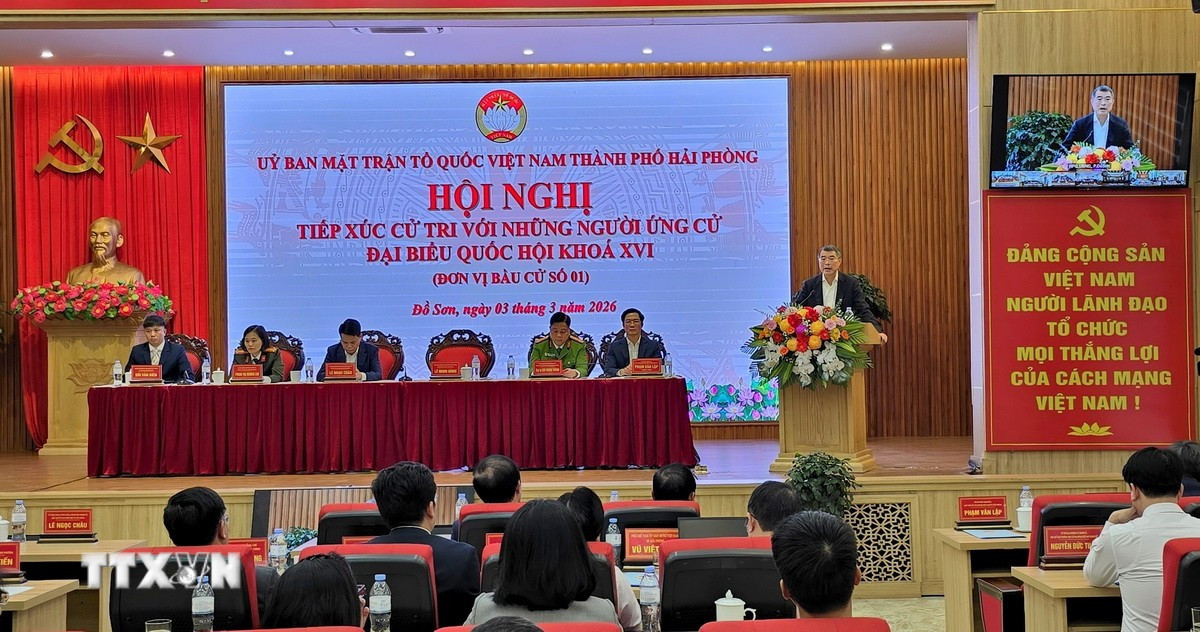 Cử tri Hải Phòng tiếp xúc với những người ứng cử Đại biểu Quốc hội Khóa XVI theo hình thức trực tiếp và trực tuyến. (Ảnh: Minh Thu/TTXVN)