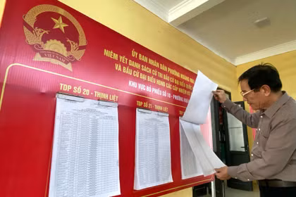 Công tác chuẩn bị cho ngày bầu cử đại biểu Quốc hội khóa XVI và đại biểu Hội đồng Nhân dân các cấp nhiệm kỳ 2026-2031 của phường Hoàng Mai, thành phố Hà Nội đã diễn ra khẩn trương và chu đáo. Trong ảnh, ông Phạm Ngọc Quế, Tổ trưởng Tổ dân phố 21 (phường Hoàng Mai) đang kiểm tra lại danh sách niêm yết cử tri tại Khu vực bỏ phiếu số 10. (Ảnh: PV/Vietnam+)