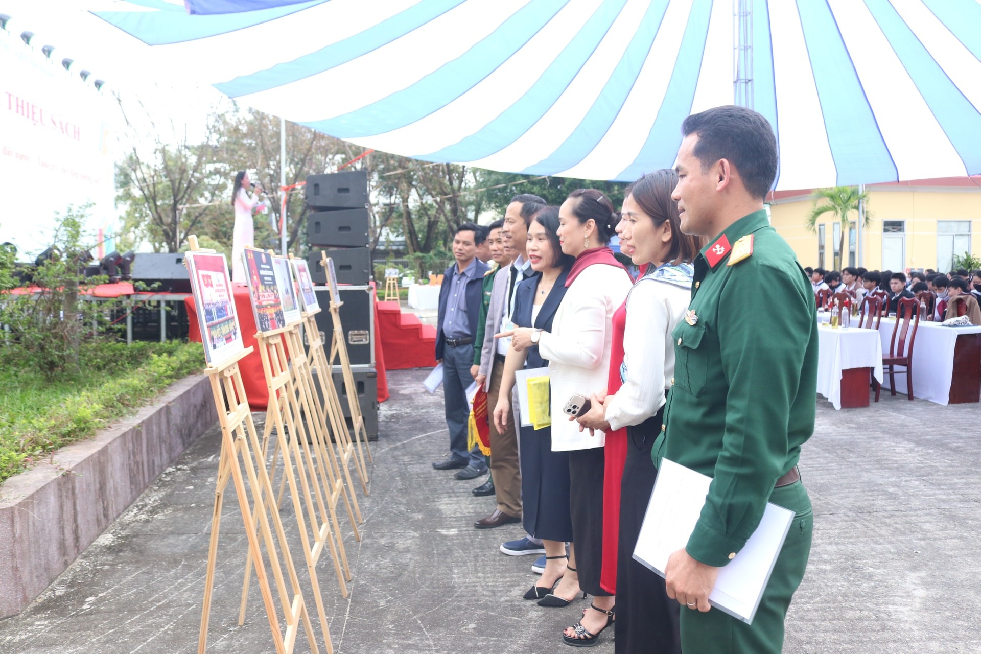 Đại biểu tham quan khu triển lãm, giới thiệu sách. (Nguồn: Báo Đà Nẵng)