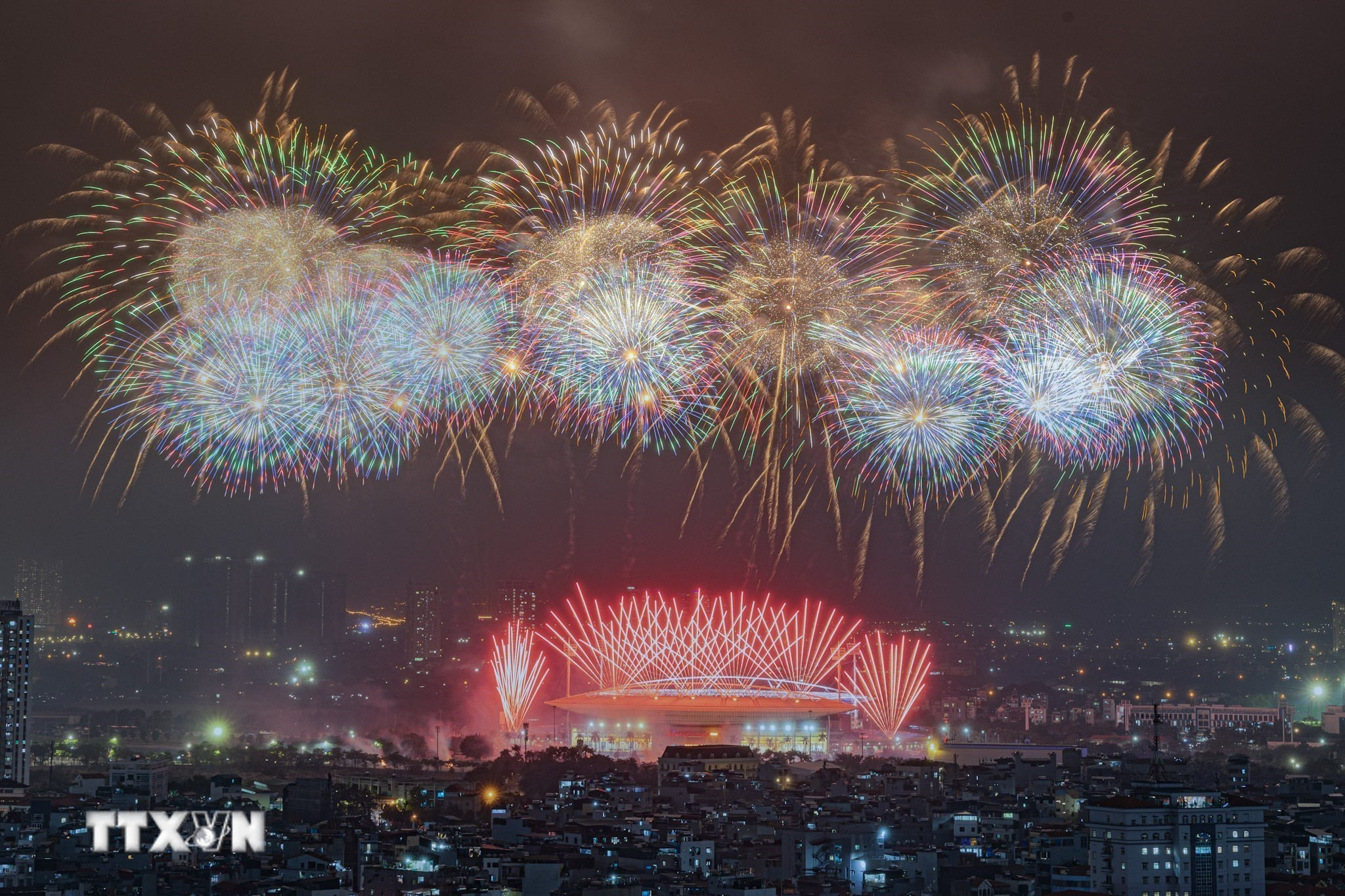 Màn pháo hoa tổng duyệt chào mừng Đại hội đại biểu toàn quốc lần thứ XIV của Đảng. (Ảnh: Lê Đông/TTXVN)