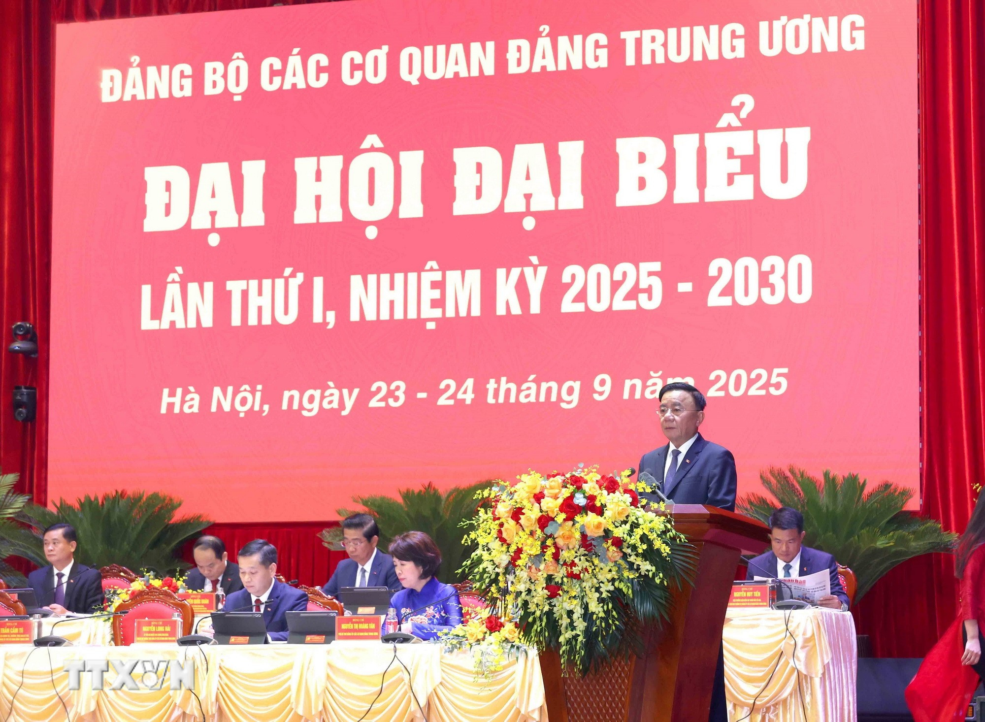 Ông Trần Cẩm Tú, Ủy viên Bộ Chính trị, Thường trực Ban Bí thư, Bí thư Đảng ủy các cơ quan Đảng Trung ương phát biểu khai mạc Đại hội. (Ảnh: Phương Hoa/TTXVN)