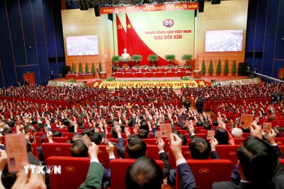 Các đại biểu biểu quyết, thông qua Nghị quyết Đại hội XIII Đảng Cộng sản Việt Nam. (Ảnh: TTXVN)