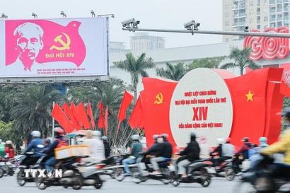 Không khí chào mừng Đại hội lan tỏa qua từng panô, bảng tuyên truyền trên đường phố Hà Nội. (Ảnh: Lê Đông/TTXVN)