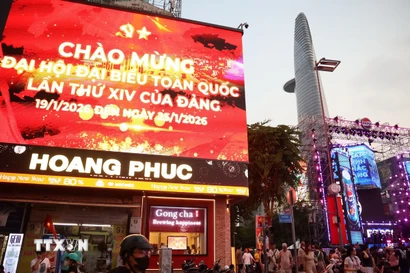 Hệ thống pano, áp phích tuyên truyền Đại hội XIV hòa vào cảnh quan đô thị trung tâm Thành phố Hồ Chí Minh, khu vực Phố đi bộ Nguyễn Huệ tập trung đông đảo người dân, du khách. (Ảnh: Hồng Đạt/TTXVN)