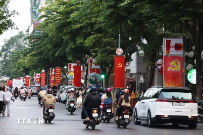 Cờ Đảng, cờ Tổ quốc nổi bật trên đường Nguyễn Huệ, hướng về Đại hội XIV của Đảng. (Ảnh: Hồng Đạt/TTXVN)