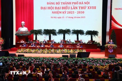 Đoàn Chủ tịch biểu quyết thông qua Quy chế làm việc của Đại hội. (Ảnh: Văn Điệp/TTXVN)