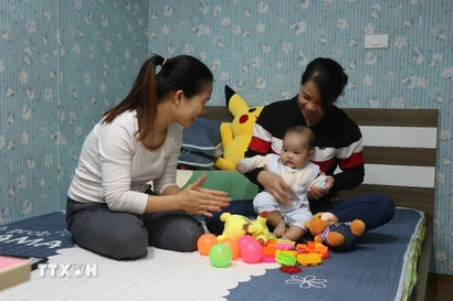 Người lao động kỳ vọng thời gian tới, Đảng và Nhà nước tiếp tục có thêm chính sách phát triển nhà ở xã hội, nhà trọ giá phù hợp gần khu công nghiệp. (Ảnh: Thái Hùng/TTXVN)