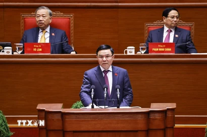 Đồng chí Lê Mạnh Hùng, Bí thư Đảng ủy, Quyền Bộ trưởng Bộ Công Thương, trình bày tham luận “Phát triển công nghiệp và thương mại Việt Nam tự chủ, kết nối, hiện đại hóa, chuyển đổi xanh, chuyển đổi số và hội nhập hiệu quả vào chuỗi sản xuất, chuỗi cung ứng toàn cầu.” (Ảnh: TTXVN)