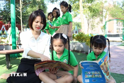 Cô và trò Trường Tiểu học và Trung học cơ sở Trần Quốc Toản, thành phố Bắc Ninh hào hứng với giờ đọc sách. (Ảnh: Thanh Thương/TTXVN)