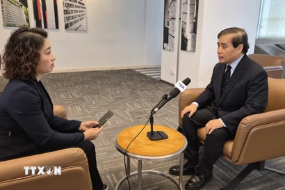 Giáo sư Vũ Minh Khương trả lời phỏng vấn phóng viên TTXVN tại Singapore. (Ảnh: Việt Dũng/TTXVN)