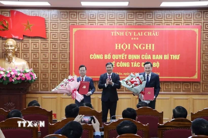 Ông Nguyễn Thành Tâm, Phó trưởng Ban Tổ chức Trung ương, trao quyết định của Ban Bí thư về việc điều động, bổ nhiệm và chuẩn y hai Phó Bí thư Tỉnh ủy Lai Châu. (Ảnh: Nguyễn Oanh/TTXVN)