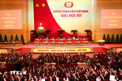 Các đại biểu biểu quyết kết quả bầu Ban Chấp hành Trung ương Đảng khóa XII. (Ảnh: TTXVN)