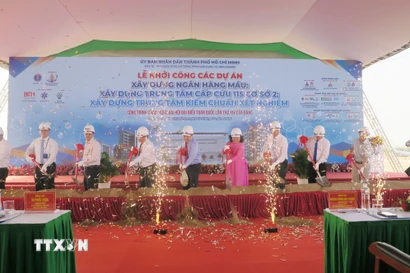 Các đại biểu thực hiện nghi thức khởi công. (Ảnh: Đinh Hằng.TTXVN)