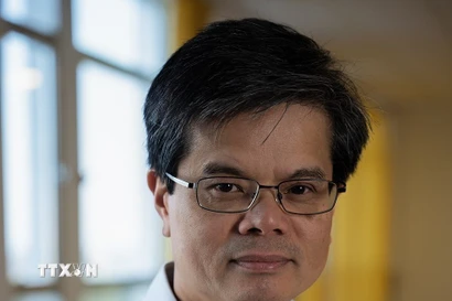Giáo sư Nguyễn Văn Phú, Giám đốc nghiên cứu tại Trung tâm Nghiên cứu Khoa học Quốc gia Pháp (CNRS). (Ảnh: TTXVN phát)