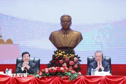 Tổng Bí thư Tô Lâm và Tổng Bí thư, Chủ tịch nước Lào Thongloun Sisoulith chủ trì Hội nghị thông báo kết quả Đại hội đại biểu toàn quốc lần thứ XIV Đảng của Cộng sản Việt Nam. (Ảnh: Thống Nhất/TTXVN)