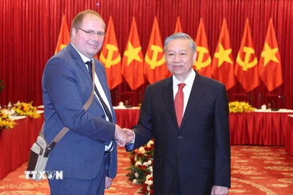Tổng Bí thư Tô Lâm và Trưởng Ban Đối ngoại Đảng Cộng sản Pháp Vincent Boulet. (Ảnh: Thống Nhất/TTXVN)