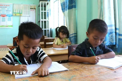Dạy tiếng Việt cho học sinh dân tộc thiểu số. (Ảnh: Đinh Hương/TTXVN)