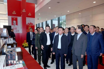 Thường trực Ban Bí thư Trần Cẩm Tú kiểm tra Khu trưng bày các ấn phẩm xuất bản tại Đại hội. (Ảnh: Phương Hoa/TTXVN)
