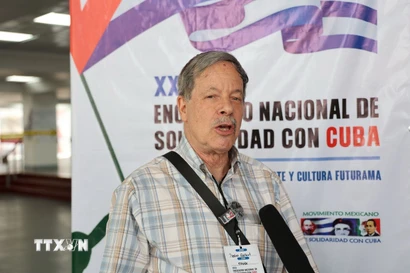 Ông Pedro Gellert, cố vấn Ban truyền thông Đảng Phong trào tái thiết quốc gia (Morena) cầm quyền trả lời phỏng vấn TTXVN. (Ảnh: Phi Hùng/TTXVN)