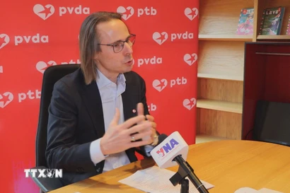 Phó Tổng Bí thư Đảng Lao động Bỉ (PTB) Benjamin Pestieau trả lời phỏng vấn TTXVN. (Ảnh: Duy Tùng/TTXVN)