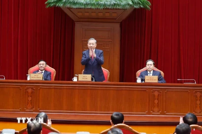 Tổng Bí thư Tô Lâm cùng Chủ tịch Quốc hội Trần Thanh Mẫn và Thường trực Ban Bí thư Trần Cẩm Tú đồng chủ trì cuộc gặp mặt. (Ảnh: Thống Nhất/TTXVN)