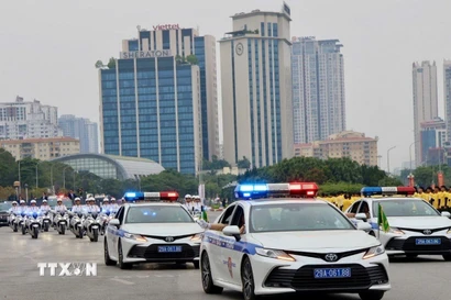 Phương tiện chuyên dụng của lực lượng Cảnh sát giao thông tham gia các khối diễu hành sáng 6/1. (Ảnh: TTXVN phát)