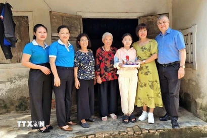 Tiến sỹ Phan Bích Thiện, Chủ tịch Diễn đàn phụ nữ Việt Nam tại châu Âu, thăm con đỡ đầu tại Việt Nam. (Ảnh: TTXVN phát)