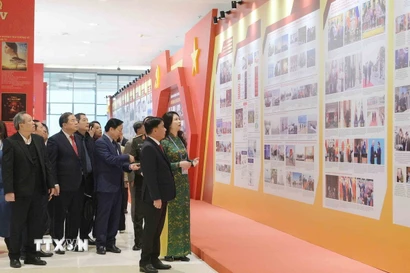 Thường trực Ban Bí thư Trần Cẩm Tú tham quan khu trưng bày ảnh “Dưới cờ Đảng - đất nước tiến vào kỷ nguyên mới” do TTXVN thực hiện. (Ảnh: Phương Hoa/TTXVN)