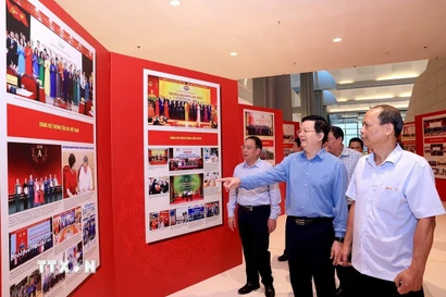 Phó Thủ tướng Mai Văn Chính kiểm tra công tác chuẩn bị triển lãm ảnh tại Đại hội đại biểu Đảng bộ Chính phủ lần thứ nhất, nhiệm kỳ 2025-2030. (Ảnh: Tuấn Anh/TTXVN)