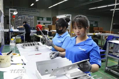 Công nhân tại một khu công nghiệp. (Ảnh Mạnh Khánh/TTXVN)