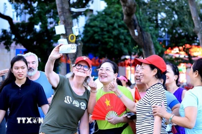Toàn quyền Australia Sam Mostyn selfie, lưu lại hình ảnh với người dân Hà Nội thân thiện. (Ảnh: Tuấn Anh/TTXVN)