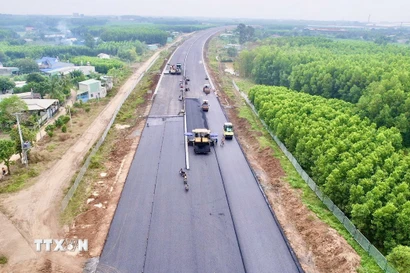 Thảm nhựa cao tốc Biên Hòa-Vũng Tàu đoạn qua Đồng Nai. (Ảnh: Công Phong/TTXVN)
