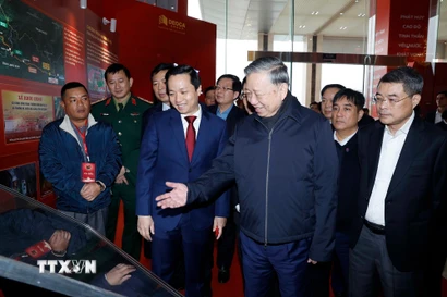 Tổng Bí thư Tô Lâm và các đại biểu tham quan không gian trưng bày ảnh về Ban Chấp hành Đảng bộ tỉnh Cao Bằng. (Ảnh: Thống Nhất/TTXVN)