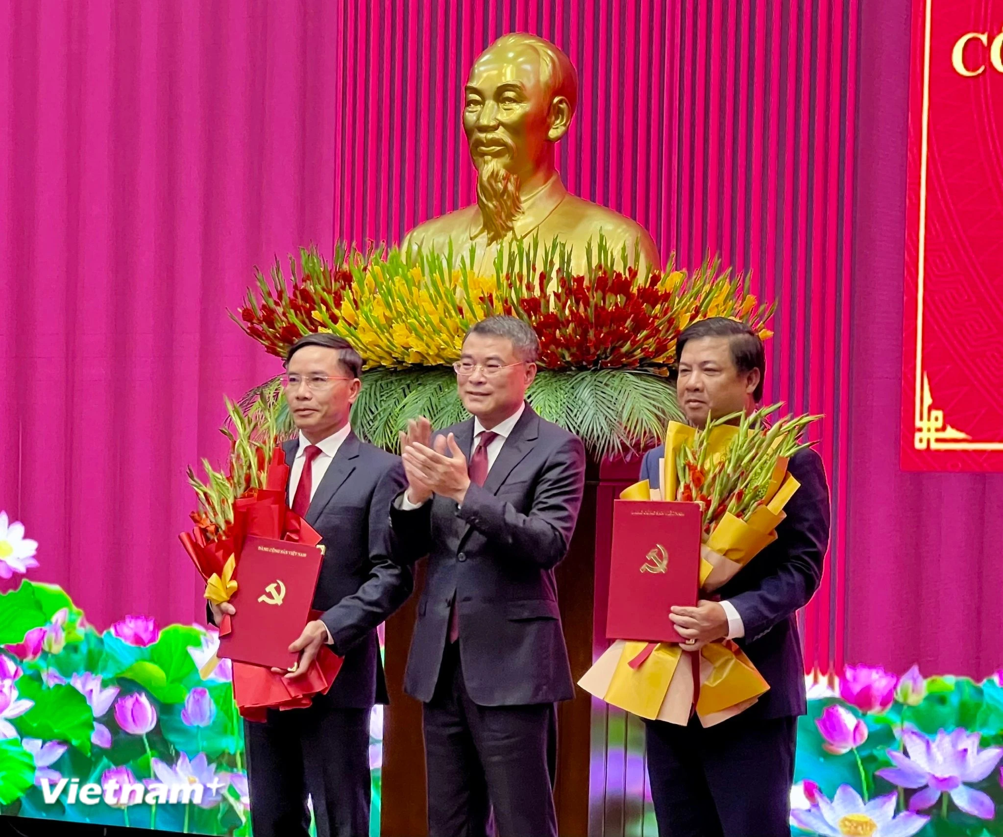 Từ trái qua: Ông Phạm Đức Ấn, Phó Bí thư Thành ủy Đà Nẵng; ông Lê Minh Hưng, Ủy viên Bộ Chính trị, Bí thư Trung ương Đảng, Trưởng Ban tổ chức Trung ương; ông Lương Nguyễn Minh Triết, Ủy viên dự khuyết Trung ương Đảng, Bí thư Thành ủy Đà Nẵng. (Ảnh: Thanh Phong/Vietnam+)