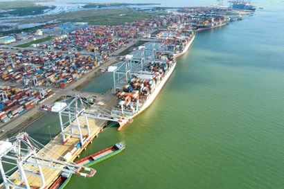 Bốc xếp hàng hóa container tại một cảng biển của Tổng công ty Hàng hải Việt Nam. (Ảnh: PV/Vietnam+)