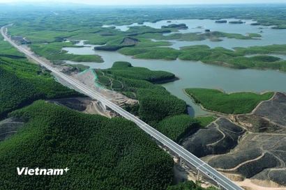 Hơn 220km Dự án thành phần cao tốc Bắc-Nam được thông tuyến dịp 19/8. (Ảnh: Quốc Khánh/Vietnam+)