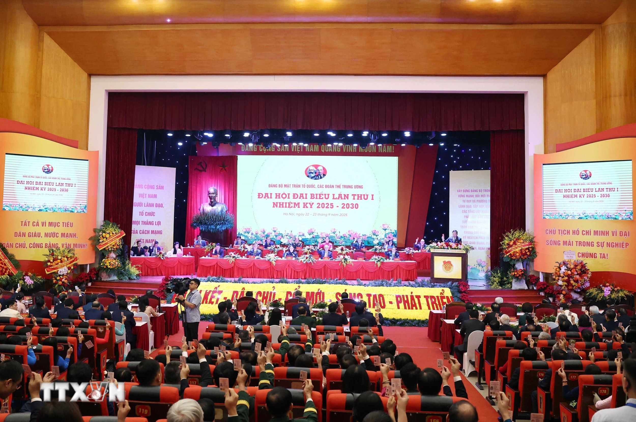 Đại biểu biểu quyết thông qua chương trình, nội quy, quy chế của đại hội. (Ảnh: Thống Nhất/TTXVN)