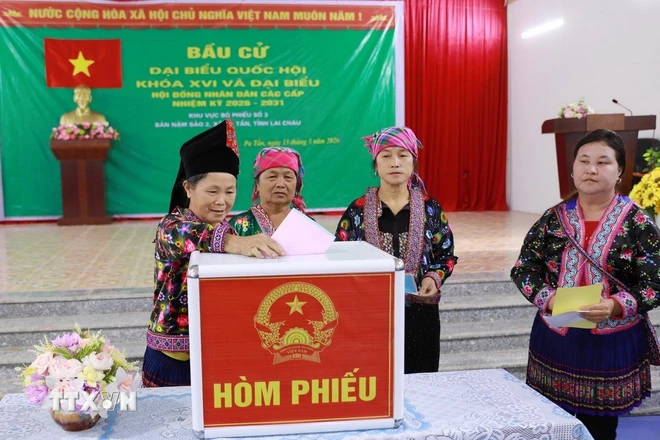 Cử tri bỏ phiếu bầu cử tại khu vực bỏ phiếu số 3, bản Nậm Sảo 2, xã biên giới Pa Tần. (Ảnh: Quý Trung/TTXVN)