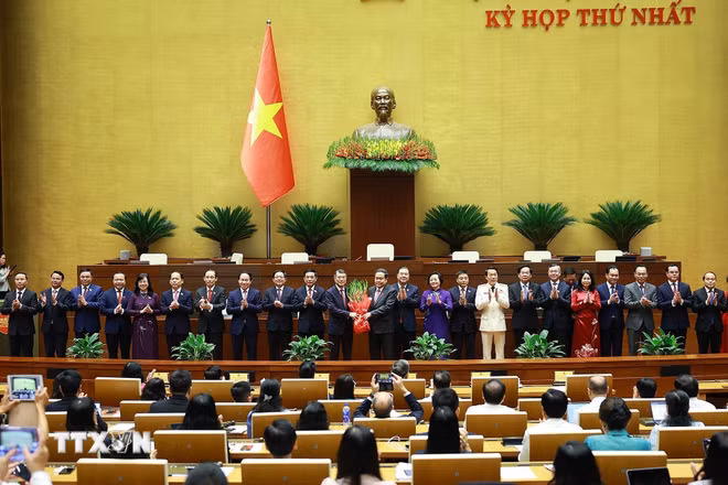 Chủ tịch Quốc hội Trần Thanh Mẫn tặng hoa chúc mừng Thủ tướng, Phó Thủ tướng Chính phủ, Bộ trưởng và thành viên khác của Chính phủ nhiệm kỳ 2026-2031. (Ảnh: Dương Giang/TTXVN)