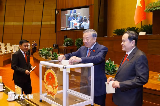 Tổng Bí thư Tô Lâm cùng các đại biểu Quốc hội bỏ phiếu bầu Chủ tịch Quốc hội khoá XVI. (Ảnh: Doãn Tấn/TTXVN)