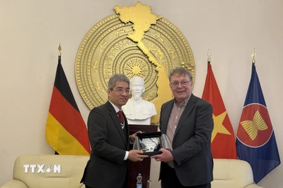 Đại sứ Việt Nam Nguyễn Đắc Thành làm việc Chủ tịch Đảng Cộng sản Đức, ông Patrik Köbele. (Ảnh: Thùy Linh/TTXVN)