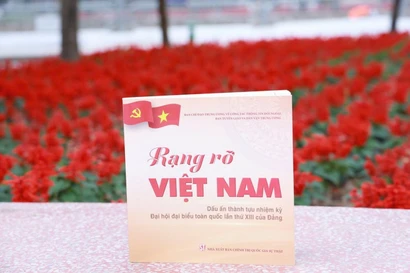 Cuốn sách "Rạng rỡ Việt Nam-Dấu ấn thành tựu nhiệm kỳ Đại hội đại biểu toàn quốc lần thứ XIII". (Ảnh: Báo Điện tử Chính phủ)