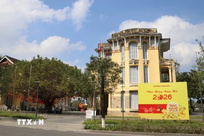 Sắc đỏ rực rỡ của cờ Tổ quốc, cờ Đảng, cùng hàng loạt băng rôn, áp phích, khẩu hiệu tuyên truyền tại các tuyến đường trung tâm thành phố Huế. (Ảnh: Văn Dũng/TTXVN)