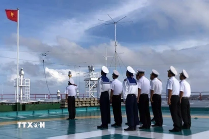Lễ chào cờ tại Nhà giàn DK1/21. (Ảnh: TTXVN phát)
