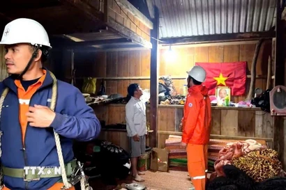 Đồng bào ở xã biên giới Tây Giang trang hoàng nhà cửa, nơi trang trọng nhất đặt ảnh chân dung Bác Hồ và cờ Tổ quốc chào mừng Đại hội Đảng toàn quốc lần thứ XIV. Ảnh: (Đoàn Hữu Trung/TTXVN)