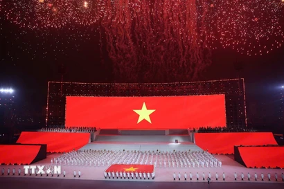 Đại biểu cùng khán giả thực hiện nghi lễ chào cờ. (Ảnh: TTXVN phát)