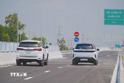 Các phương tiện lưu thông trên cao tốc Cần Thơ-Cà Mau ngày 19/1/2026. (Ảnh: Tuấn Phi/TTXVN)